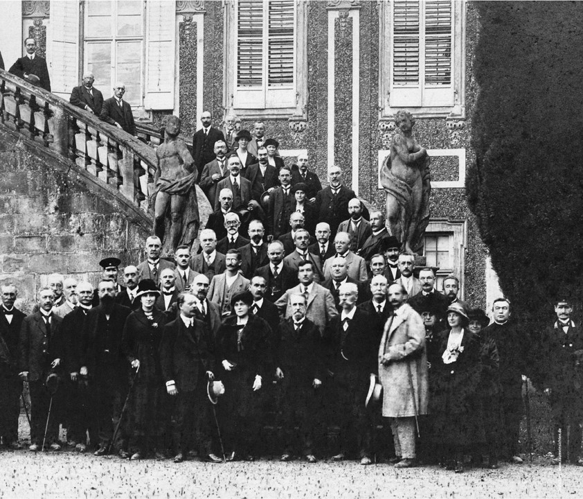 Alt und neu vereint: Repräsentanten der Republik vor dem steinernen Symbol der Monarchie, Schloß Favorite, 1921. GLA Karlsruhe J-Ac, A 68