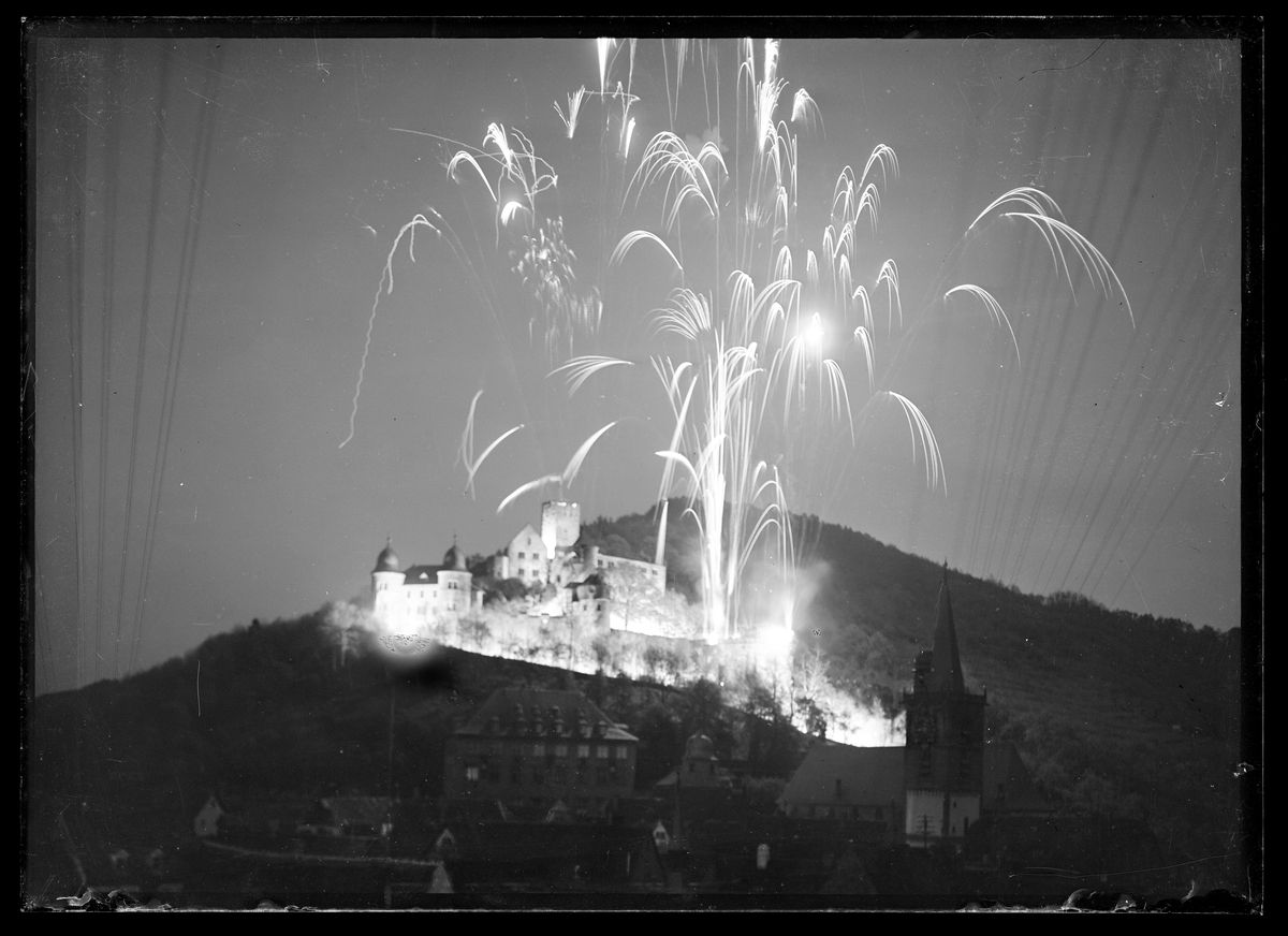 Burg Wertheim beleuchtet mit Feuerwerk (LABW S-N 70 G 1032)