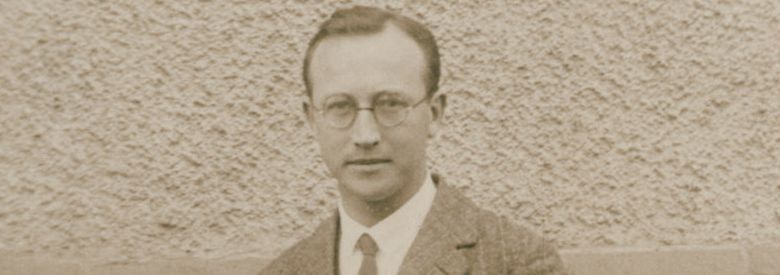 Schwarz-weiß-Fotografie Otto Härdles (1900-1978); Ganzkörperporträt. 