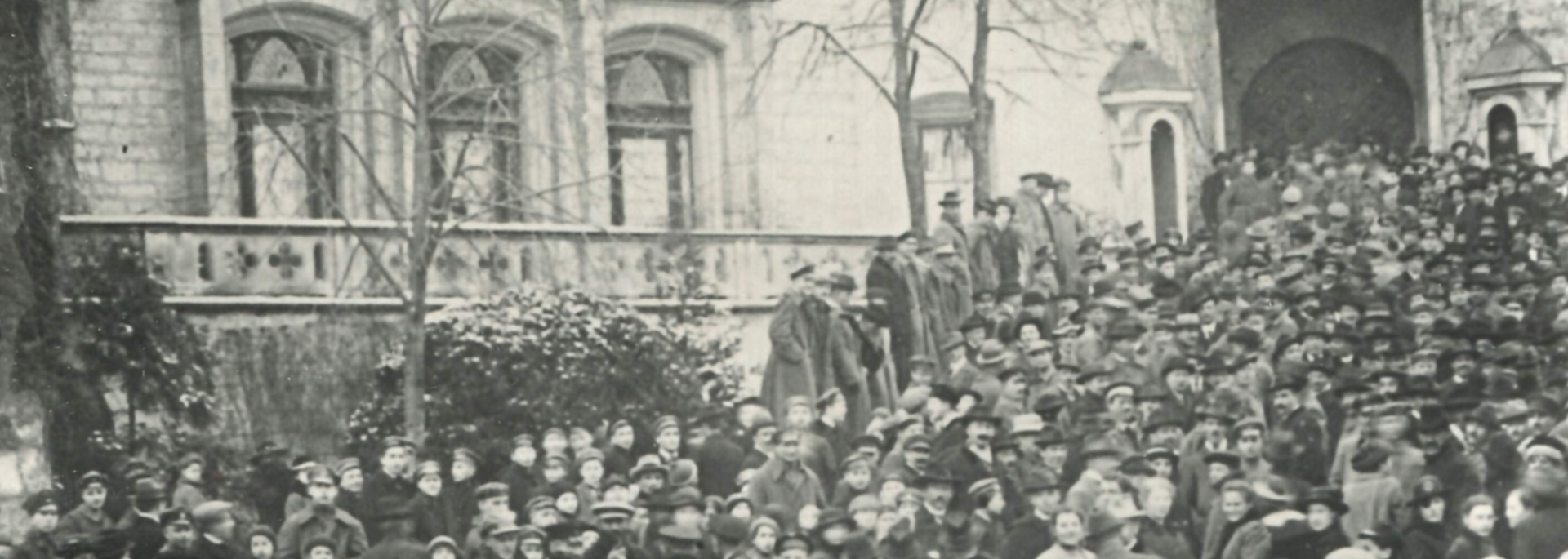 Das Bild zeigt eine Kundgebung vor dem Sigmaringer Schloss im Februar 1919. Der Ausschnitt wurde so gewählt, dass es als Header für die Ausstellung Weimarer Republik dienen kann.
Signatur: StAS Sa T 1 Sa 75/264