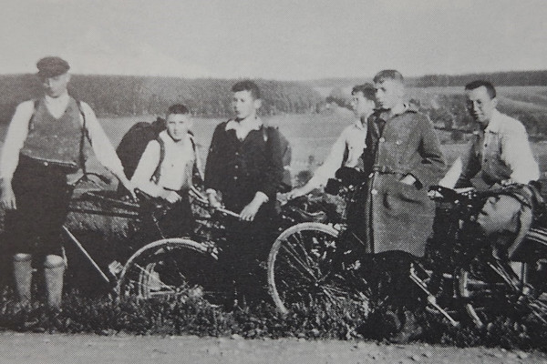 Das Bild zeigt Jugendliche bei einer radtour im Juni 1933. 