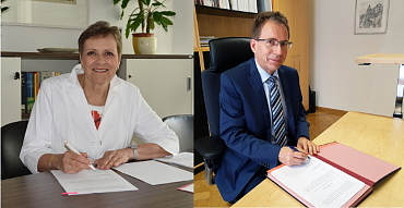 Unterabteilungsleiterin Eva Maria Meyer vom BMF und Landesarchivpräsident Prof. Dr. Gerald Maier unterschreiben die Kooperationsvereinbarung