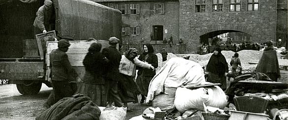 Ankunft der Vertriebenen auf dem Reinhardshof 1946 (Vorlage: StAWt A-57 II, Finke-Album 1; Foto: Heinz Finke, 1946) 