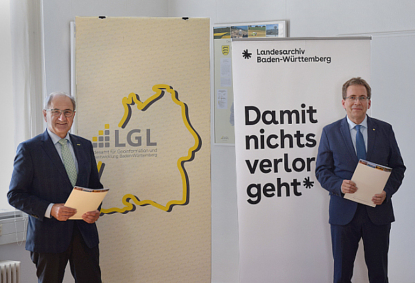 Die Präsidenten Robert Jakob (LGL) und Prof. Dr. Gerald Maier (Landesarchiv) nach der Unterzeichnung der Kooperationsvereinbarung.