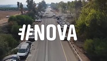 Ausschnitt aus Farbaufnahme einer Straße, an deren Rand zerstörte Autos stehen. Darauf mittig in weißer Schrift: #NOVA.