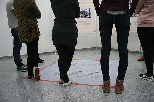Studierende während einer Führung durch die Ausstellung