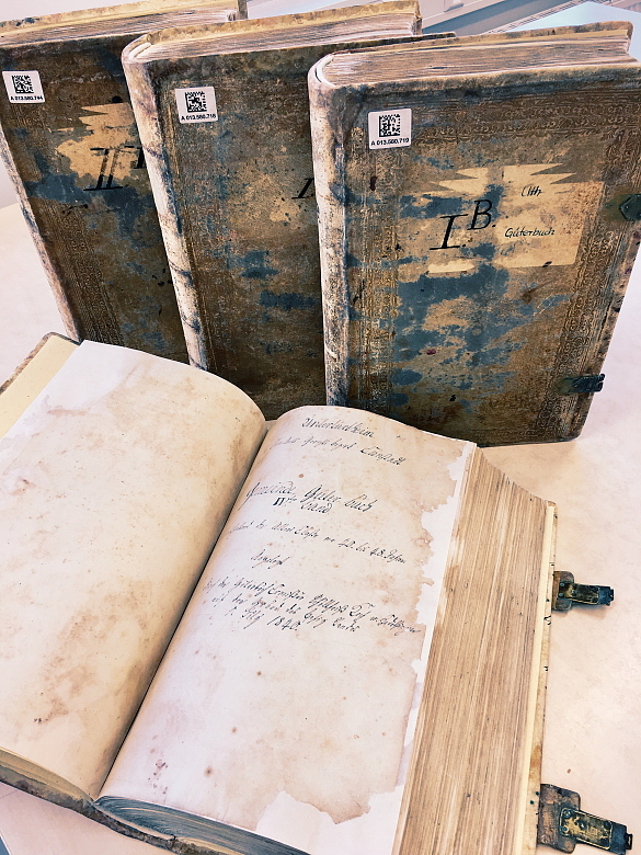 Restaurierte Güterbücher von Untertürkheim