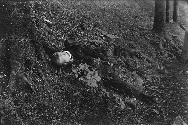 Die Leiche Matthias Erzbergers nach dem Mord am 26. August 1921 bei Bad Griesbach; Vorlage: Generallandesarchiv Karlsruhe 233 Nr. 28379.