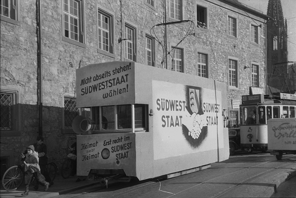 Straßenbahnwagen mit Südweststaatsparole Heimat bleibt Heimat. Aktion in Freiburg im Breisgau vor der Volksabstimmung am 9. Dezember 1951. ⠀⠀