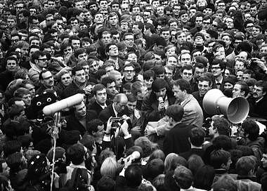 Großer Andrang bei einer Studentenkundgebung, von oben fotografiert. Rudi Dutschke diskutiert mit Ralf Dahrendorf. 
