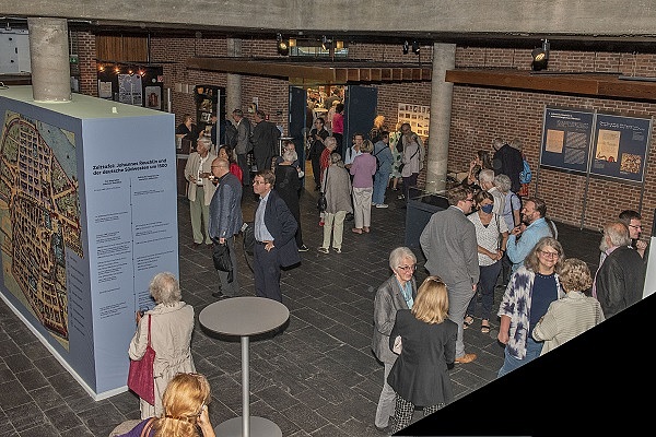 Eröffnungsfeier zur Ausstellung Johannes Reuchlin im Hauptstaatsarchiv Stuttgart, Blick ins Foyer